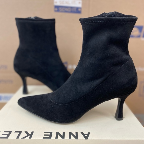 Elegant Black Women's Boots gently worn one time
In great preowned condition - Picture 2 of 4